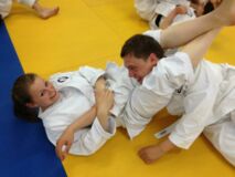Foto von 2 TSV Karateka im Kampf auf der Bodenmatte