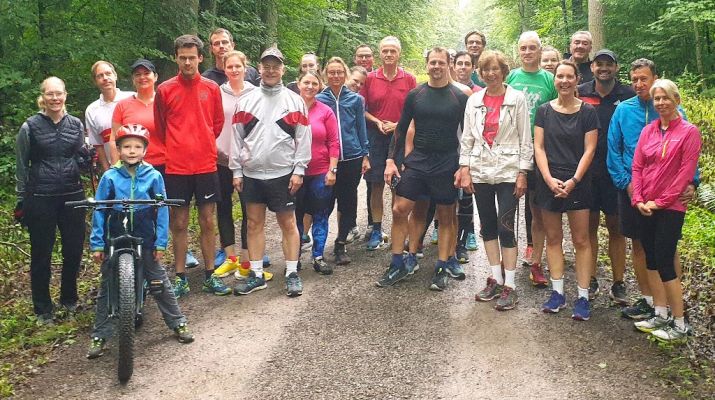 Eine Gruppe Läufer im Wald