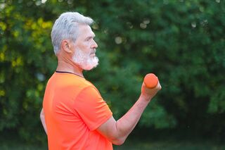 Senior der Sport im Freien treibt
